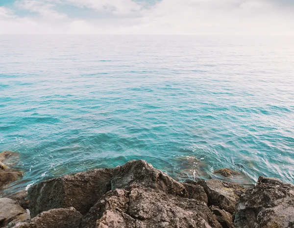 Stone kust in de buurt van de blauwe zee — Stockfoto