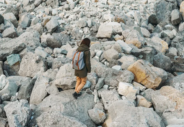 Mujer caminando sobre piedras — Foto de Stock