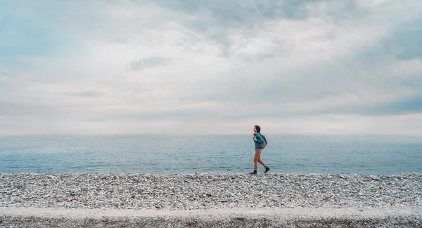 Vrouw die op het strand loopt — Stockfoto