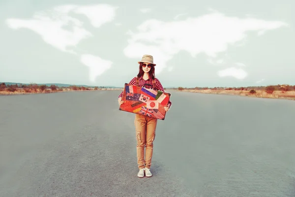 Ragazza viaggiatore sorridente che tiene la valigia — Foto Stock