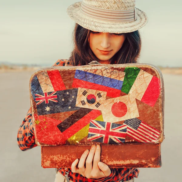 Toeristische meisje op zoek naar iets in koffer — Stockfoto