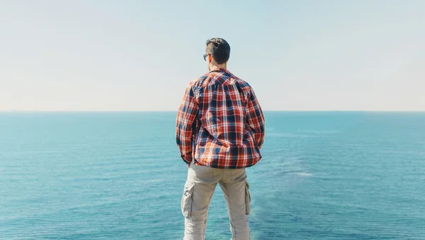 Homem desfrutando de vista para o mar no verão — Fotografia de Stock