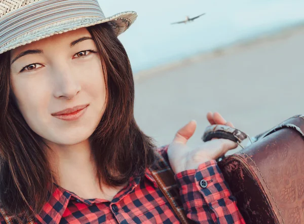 Mujer viajera con maleta —  Fotos de Stock