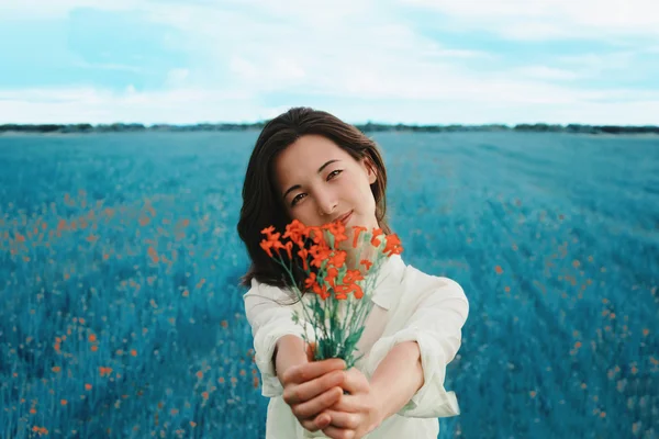 Mulher com buquê de flores vermelhas — Fotografia de Stock