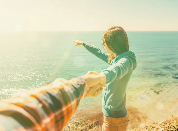 Mujer sosteniendo la mano del hombre al aire libre — Foto de Stock