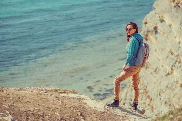 Traveler girl walking on coast — Stock Photo, Image