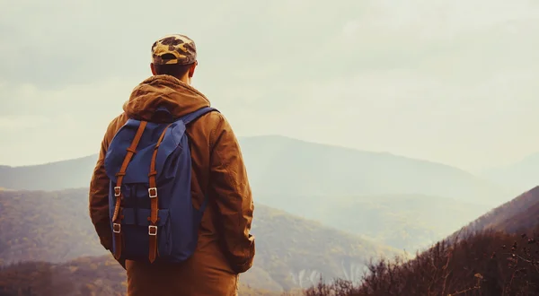 Escursionista uomo godendo vista sulle montagne — Foto Stock