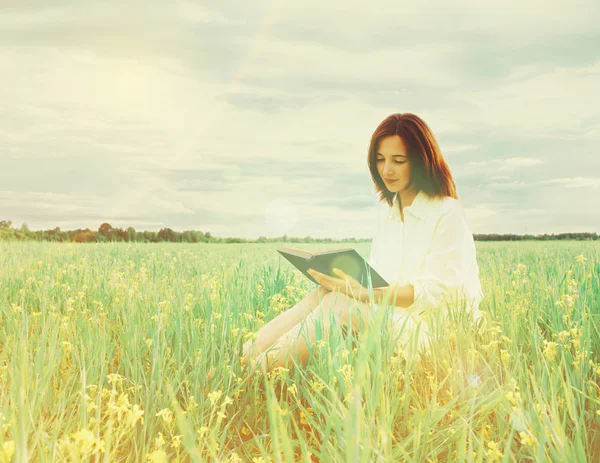 Woman reading book on summer meadow — Stock Photo, Image