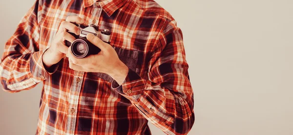 Homem segurando câmera de foto velha — Fotografia de Stock