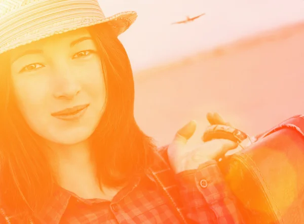 Mulher turista sorridente com mala — Fotografia de Stock