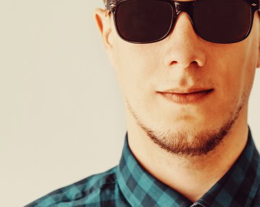 erkek güneş gözlüğü ve ekose gömlek