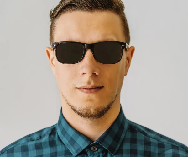 Man in sunglasses and plaid shirt — Stock Photo, Image