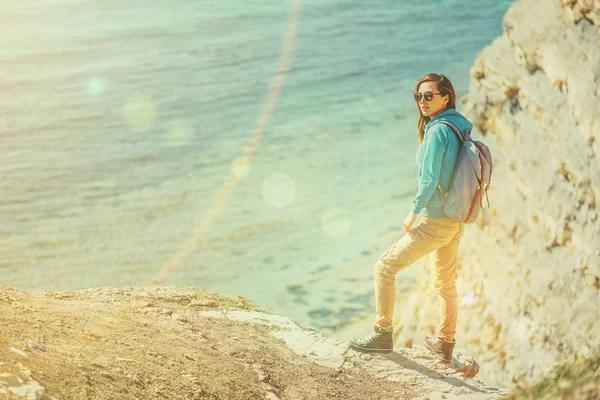 Chica viajero caminando en la costa en verano —  Fotos de Stock