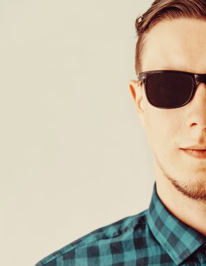 erkek güneş gözlüğü ve ekose gömlek.