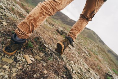 Dağda yürürken uzun yürüyüşe çıkan kimse