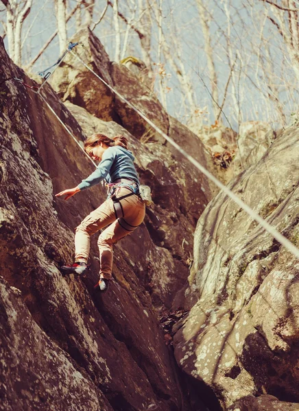 Woman climbs down on safety rope — Stock Photo, Image