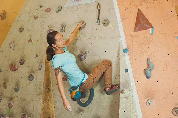 Mujer escalando roca artificial —  Fotos de Stock