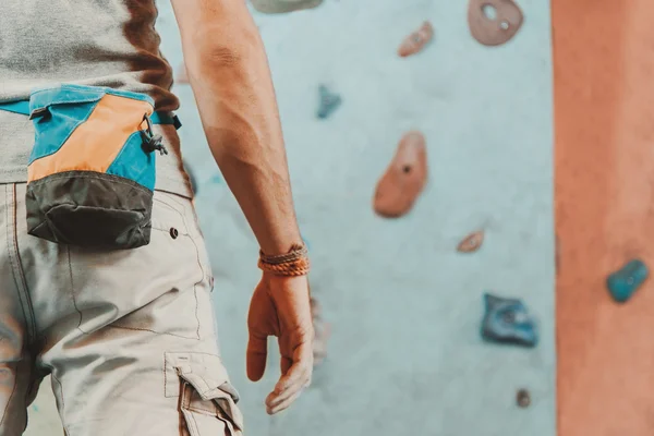 Man standing in front of practical climbing wall — Stock Photo, Image