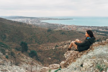 Dağlarda şehirde oturan kadın