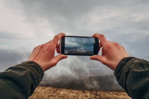 Escursionista scattare fotografie nebbia misteriosa — Foto Stock