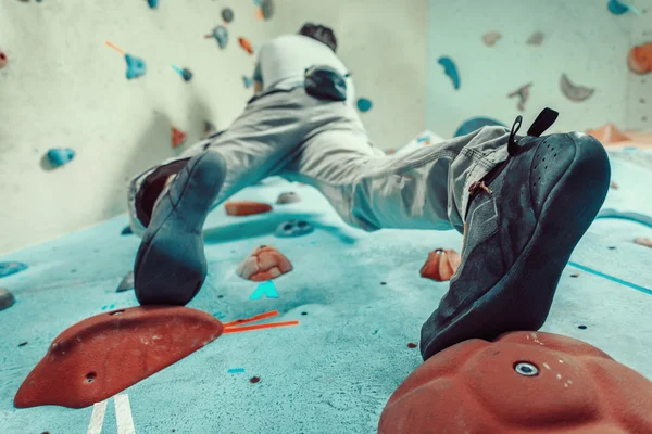 Man climbing artificial boulder — Stock Photo, Image