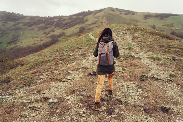 Mujer escalando en la montaña — Foto de Stock