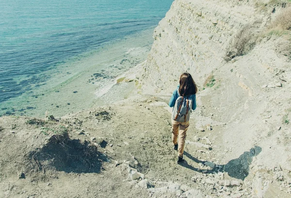 海まで歩いている女性 — ストック写真