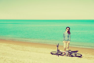 Plaj Bisiklet ayakta kızla