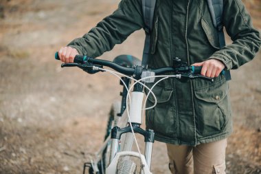 Ormandaki Bisiklet kadınla uzun yürüyüşe çıkan kimse