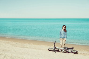 Plaj Bisiklet ayakta kızla