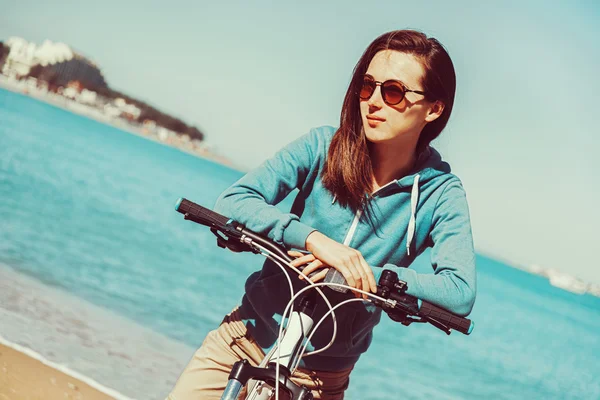 Girl with bicycle on beach — Stock Photo, Image