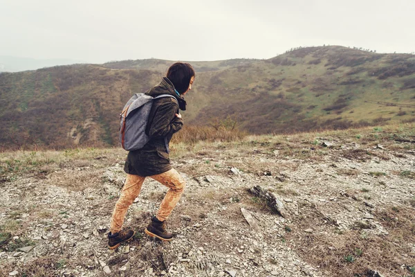 Hiker kvinna promenerar i regnigt väder — Stockfoto