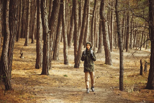 Fille marche dans la forêt de pins — Photo