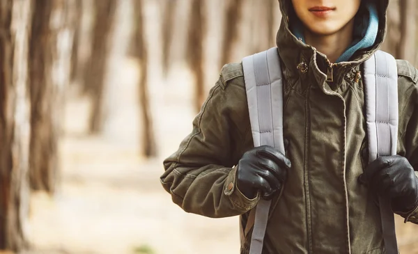 Mulher caminhante com mochila na floresta — Fotografia de Stock