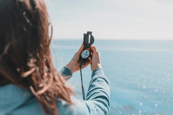 Mujer viajera con brújula en la costa — Foto de Stock