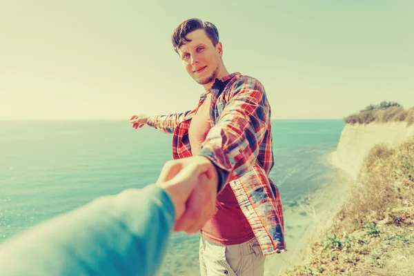 Verliefde paar rustend op de kustlijn in de buurt van zee — Stockfoto