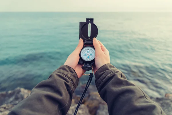 Viaggiatore ricerca direzione con bussola — Foto Stock