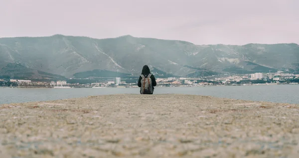 Cestovatel žena sedí na molu — Stock fotografie