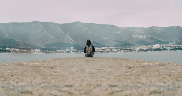 Mujer viajera sentada en el muelle — Foto de Stock