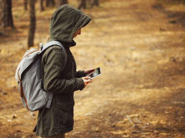 Dijital tablet açık kadınla uzun yürüyüşe çıkan kimse