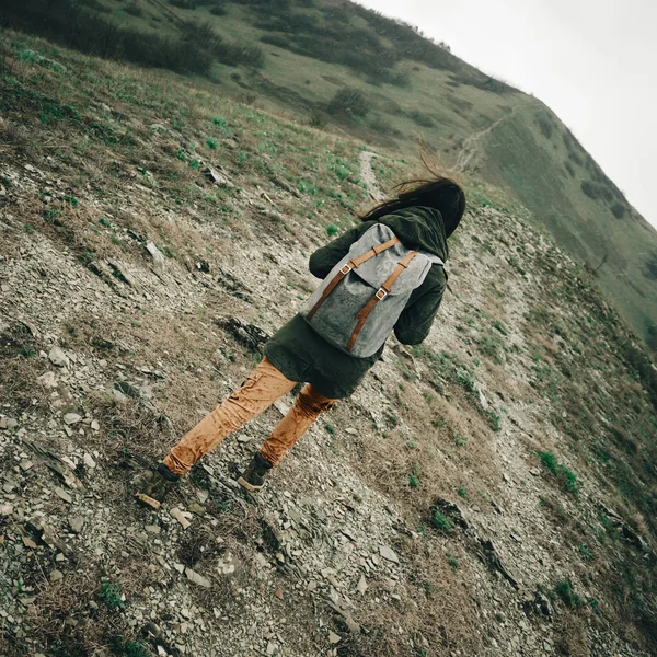 Wandelaar vrouw trektochten in de bergen — Stockfoto