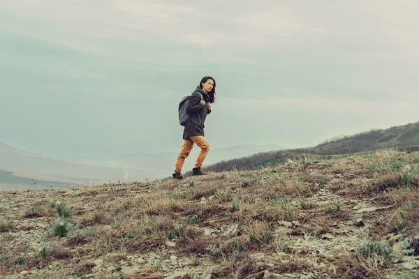 Femme randonneuse escalade dans la montagne — Photo