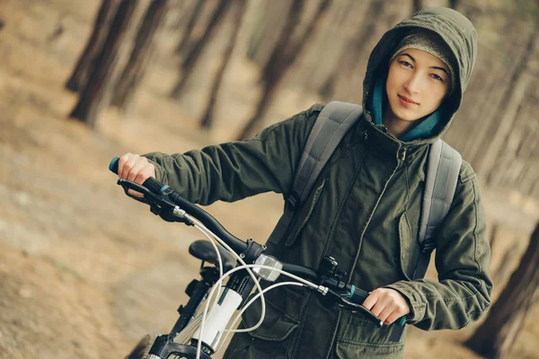 Женщина-туристка на велосипеде — стоковое фото