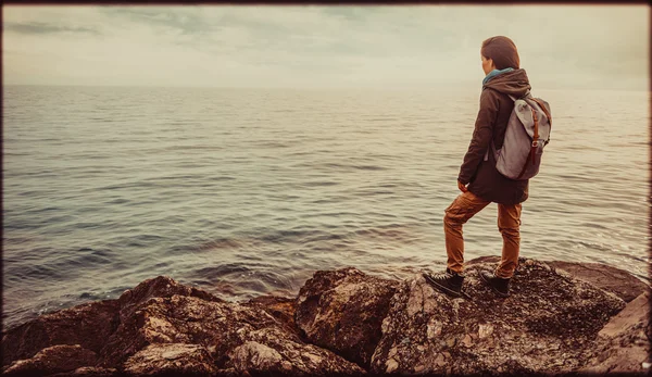 Traveler girl standing on coast. — Stock Photo, Image