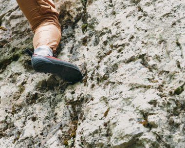 Dağcı erkek ayak kayaya