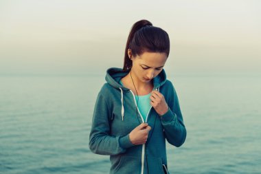 Sporcumuz kulaklık egzersiz açık