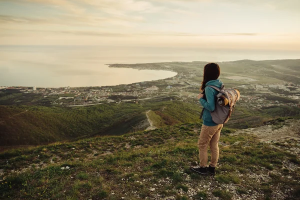 Woman traveler standing on peak of mountain — Stock Photo, Image