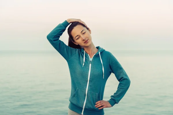 Mooie jonge vrouw workout op kustlijn — Stockfoto