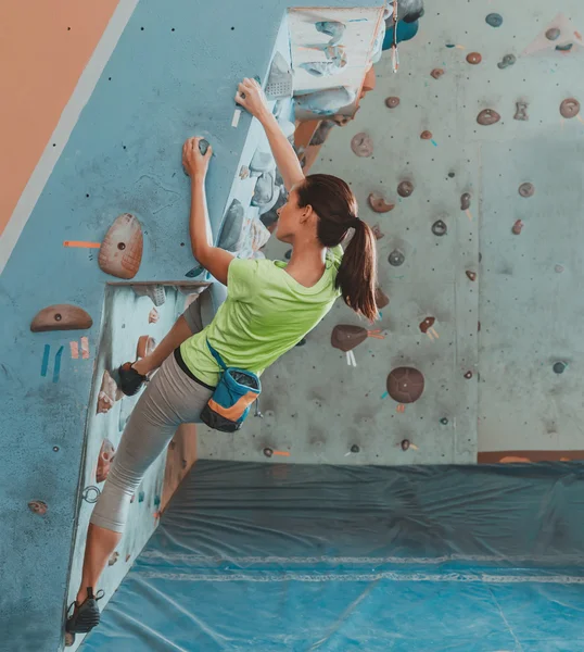 Sportiva arrampicata indoor — Foto Stock