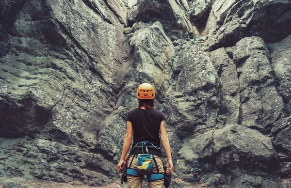 Wspinacz kobietę stojącą przed skała — Zdjęcie stockowe